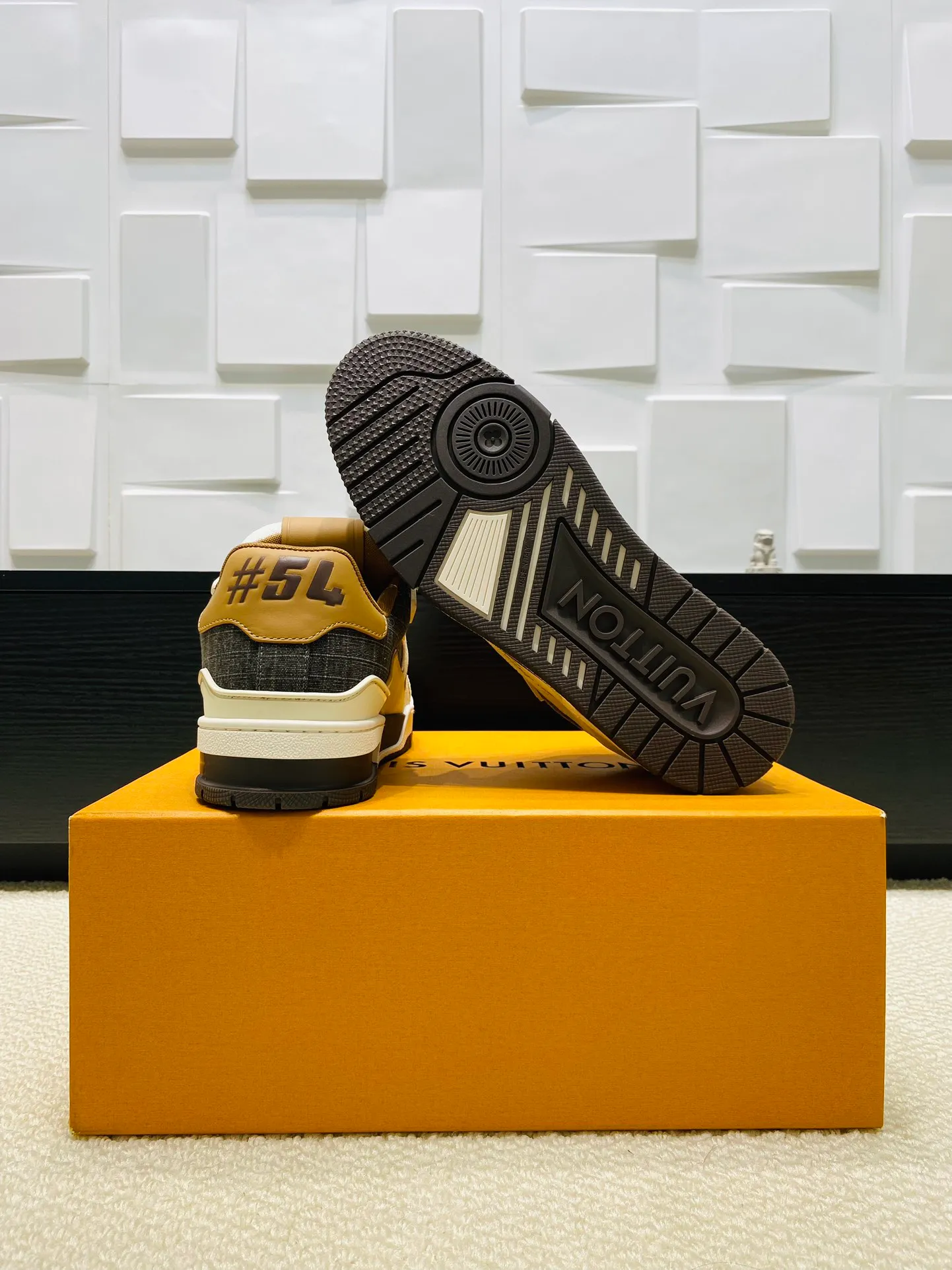 👟👟Ex-factory price 800👟👟 💰💰💰 Hot style 🆕🆕🆕𝙇𝙑 LV Louis Vuitton L House Donkey Brand Trainer Series Couple Style Casual Sports Shoes Skateboard Shoes Original Purchase Development Production Production This pair of LV Trainer sneakers are made of a blend of technical materials with waterproof properties. The meticulously crafted upper is notable for its many signature details, including Louis Vuitton and #54 in script, referencing the year 1854. Exquisite packaging at the delivery counter🛍📦 ▪️Fabrics: Original customized imported cowhide ▪️Inner lining: Original customized breathable mesh ▪️Outsole: Original open-molded non-slip TPU combination outsole ▪️Sole thickness: 3 cm ▪️Size: Women's 35-41 / Men's 38-46